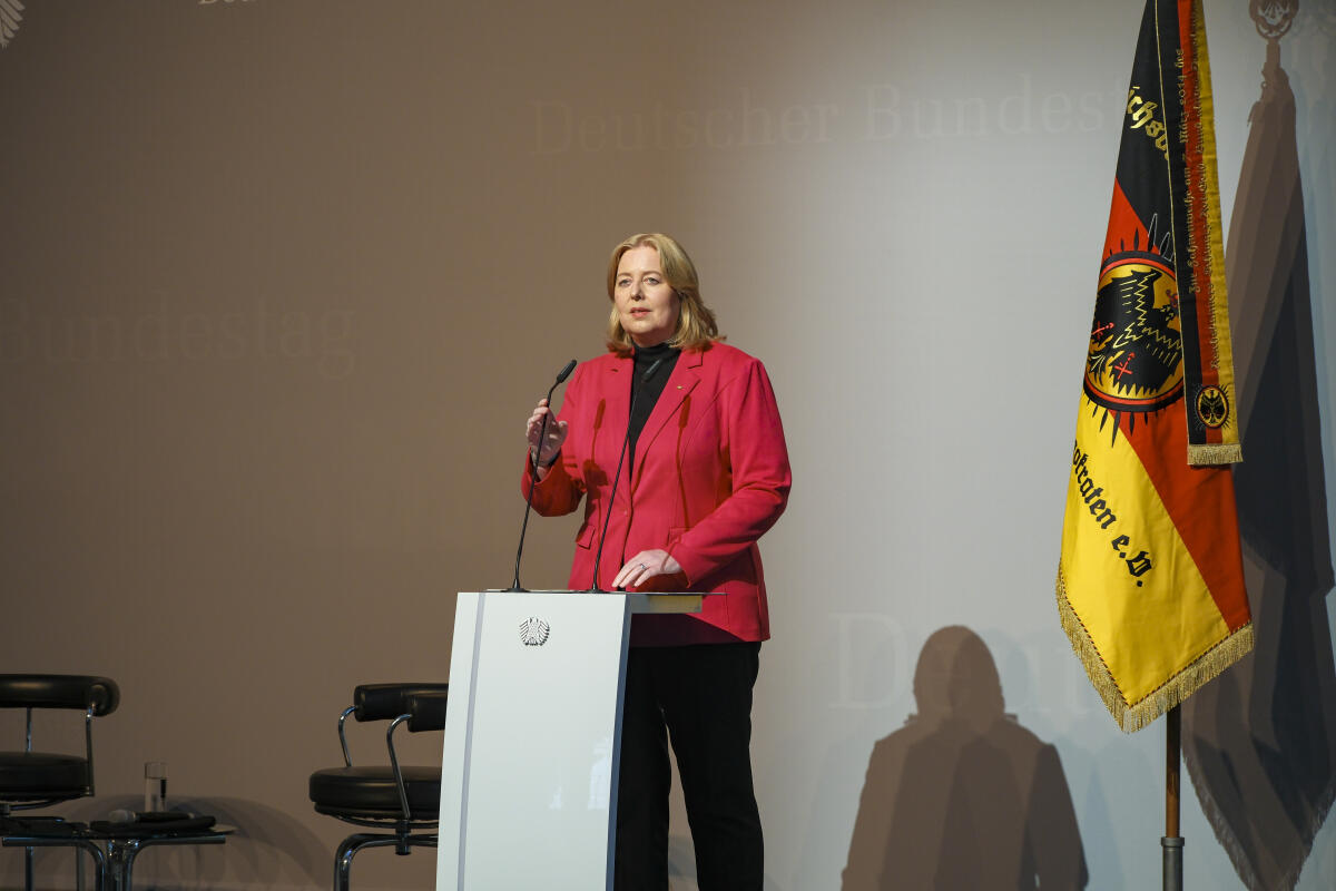 Bas, Bärbel Ausstellungseröffnung "Wehrhafte Demokratie - Das Reichsbanner Schwarz-Rot-Gold und die Verteidigung der Weimarer Republik". Hier Bundestagspräsidentin Bärbel Bas (im Bild), SPD, MdB, während der Begrüßungsansprache.