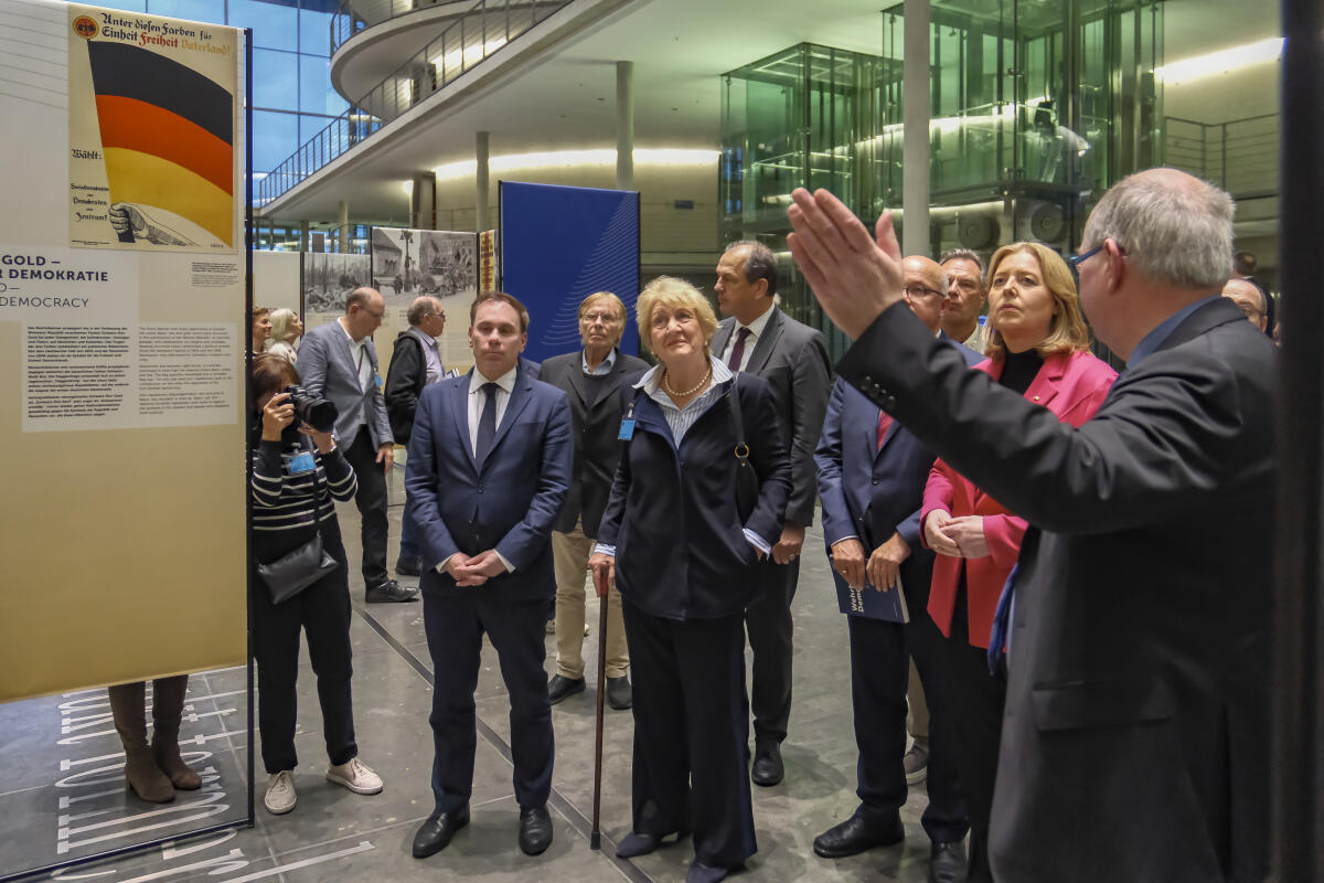 Bas, Bärbel; Ullrich, Volker Ausstellungseröffnung "Wehrhafte Demokratie - Das Reichsbanner Schwarz-Rot-Gold und die Verteidigung der Weimarer Republik". Hier eine Führung durch die Ausstellung mit Bundestagspräsidentin Bärbel Bas (2vr), SPD, MdB, und Dr. Volker Ullrich (2vl), CDU/CSU, MdB, durch Prof. Dr. Johannes Tuchel (r), Leiter der Gedenkstätte Deutscher Widerstand.