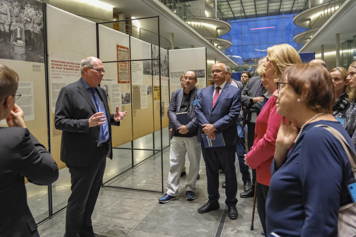 Bas, Bärbel Ausstellungseröffnung "Wehrhafte Demokratie - Das Reichsbanner Schwarz-Rot-Gold und die Verteidigung der Weimarer Republik". Hier eine Führung durch die Ausstellung mit Bundestagspräsidentin Bärbel Bas (2vr), SPD, MdB, und Dr. Fritz Felgentreu (3vl), Vorsitzender des Reichsbanners Schwarz-Rot-Gold, Bund Aktiver Demokraten e.V., durch Prof. Dr. Johannes Tuchel (l), Leiter der Gedenkstätte Deutscher Widerstand.