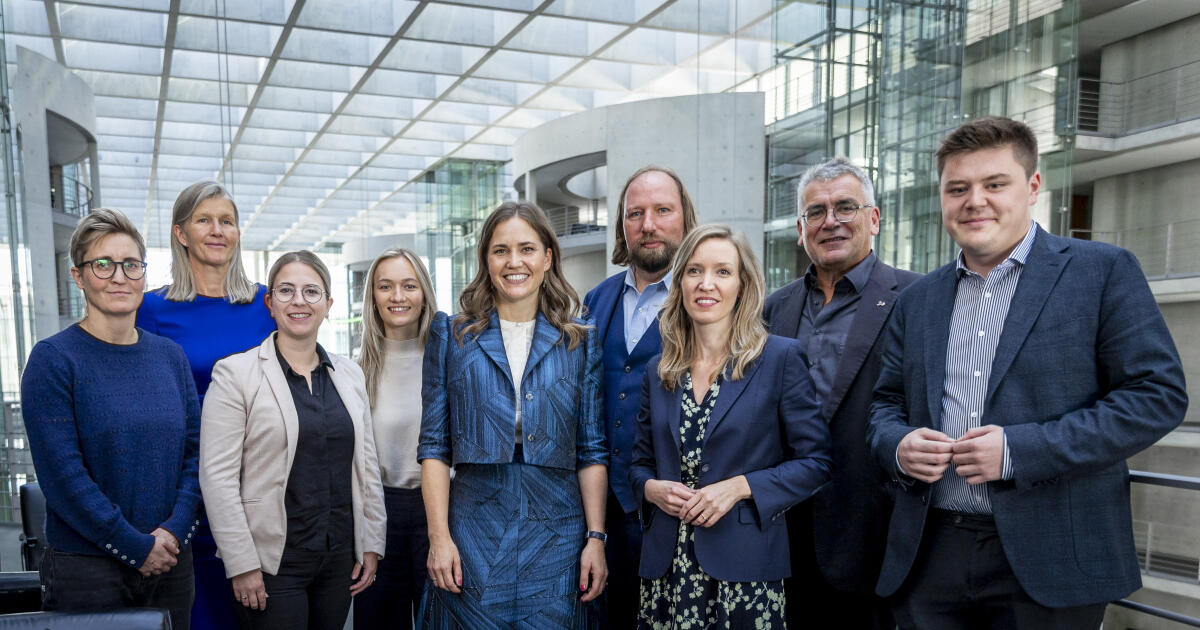 Die dänische Europaministerin Marie Bjerre zu Gast im Ausschuss für die Angelegenheiten der Europäischen Union. Gruppenfoto (vlnr) mit Susanne Hennig-Wellsow, Gruppe Die Linke, MdB, Dr. Ann-Veruschka Jurisch, FDP, MdB, Chantal Kopf, Bündnis 90/Die Grünen, MdB, Emily Vontz, SPD, MdB, Marie Bjerre, dem Ausschussvorsitzenden Dr. Anton Hofreiter, Bündnis 90/Die Grünen, MdB, Dr. Ottilie Klein, CDU/CSU, MdB, Christian Petry, SPD, MdB, und Fabian Funke, SPD, MdB. Vontz, Emily; Jurisch, Ann-Veruschka; Hofreiter, Anton; Kopf, Chantal; Klein, Ottilie; Hennig-Wellsow, Susanne; Funke, Fabian; Petry, Christian Die dänische Europaministerin Marie Bjerre zu Gast im Ausschuss für die Angelegenheiten der Europäischen Union. Gruppenfoto (vlnr) mit Susanne Hennig-Wellsow, Gruppe Die Linke, MdB, Dr. Ann-Veruschka Jurisch, FDP, MdB, Chantal Kopf, Bündnis 90/Die Grünen, MdB, Emily Vontz, SPD, MdB, Marie Bjerre, dem Ausschussvorsitzenden Dr. Anton Hofreiter, Bündnis 90/Die Grünen, MdB, Dr. Ottilie Klein, CDU/CSU, MdB, Christian Petry, SPD, MdB, und Fabian Funke, SPD, MdB.