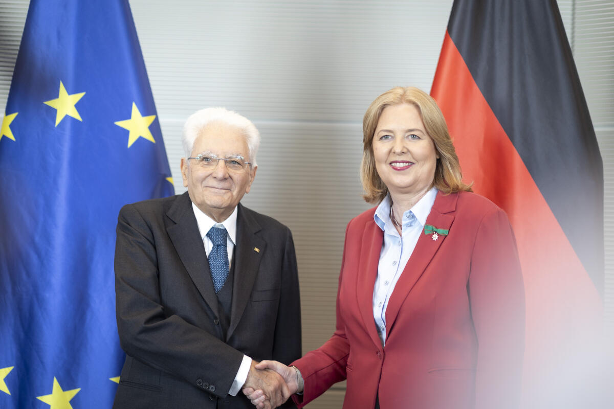 Bundestagspräsidentin Bärbel Bas (r), SPD, MdB, den Staatspräsidenten der Italienischen Republik, Sergio Mattarella (l), zu einem Gespräch. Hier beim Bildtermin vor den Flaggen. Bas, Bärbel Bundestagspräsidentin Bärbel Bas (r), SPD, MdB, den Staatspräsidenten der Italienischen Republik, Sergio Mattarella (l), zu einem Gespräch. Hier beim Bildtermin vor den Flaggen.
