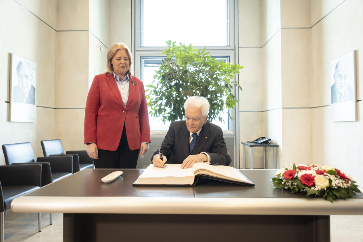 Bundestagspräsidentin Bärbel Bas (l), SPD, MdB, den Staatspräsidenten der Italienischen Republik, Sergio Mattarella (r), zu einem Gespräch. Hier während des Eintrags in Gästebuch des Deutschen Bundestages. Bas, Bärbel Bundestagspräsidentin Bärbel Bas (l), SPD, MdB, den Staatspräsidenten der Italienischen Republik, Sergio Mattarella (r), zu einem Gespräch. Hier während des Eintrags in Gästebuch des Deutschen Bundestages.