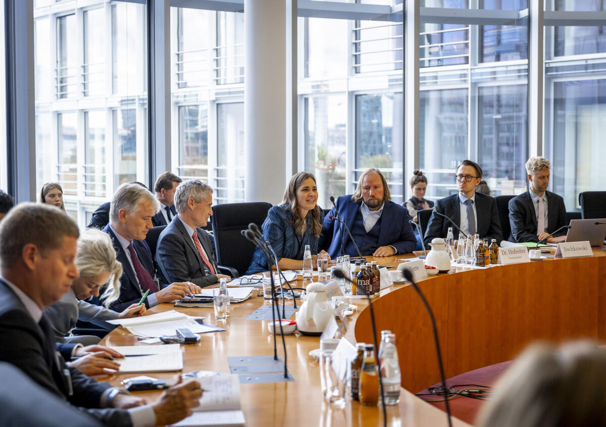 Die dänische Europaministerin Marie Bjerre (4vr) zu Gast im Ausschuss für die Angelegenheiten der Europäischen Union unter Leitung des Vorsitzenden Dr. Anton Hofreiter (3vr), Bündnis 90/Die Grünen, MdB. Hofreiter, Anton Die dänische Europaministerin Marie Bjerre (4vr) zu Gast im Ausschuss für die Angelegenheiten der Europäischen Union unter Leitung des Vorsitzenden Dr. Anton Hofreiter (3vr), Bündnis 90/Die Grünen, MdB.