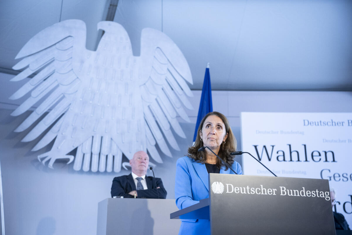 Tag der Deutschen Einheit 2024 in Schwerin. Hier im Forum Plenarsaal Bundestagsvizepräsidentin Aydan Özoğuz (r), SPD, MdB, im Gespräch. Özoğuz, Aydan Tag der Deutschen Einheit 2024 in Schwerin. Hier im Forum Plenarsaal Bundestagsvizepräsidentin Aydan Özoğuz (r), SPD, MdB, im Gespräch.