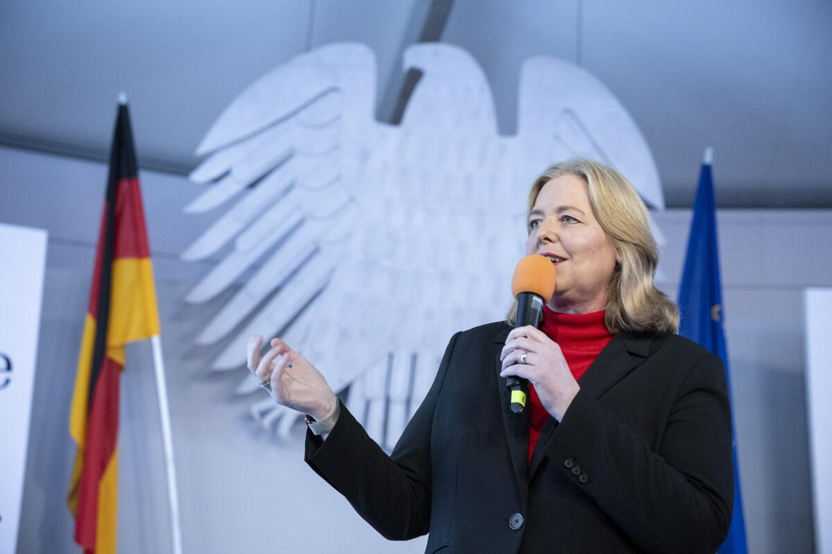 Tag der Deutschen Einheit 2024 in Schwerin. Hier im Forum Plenarsaal Bundestagspräsidentin Bärbel Bas (im Bild), SPD, MdB, im Gespräch. Bas, Bärbel Tag der Deutschen Einheit 2024 in Schwerin. Hier im Forum Plenarsaal Bundestagspräsidentin Bärbel Bas (im Bild), SPD, MdB, im Gespräch.