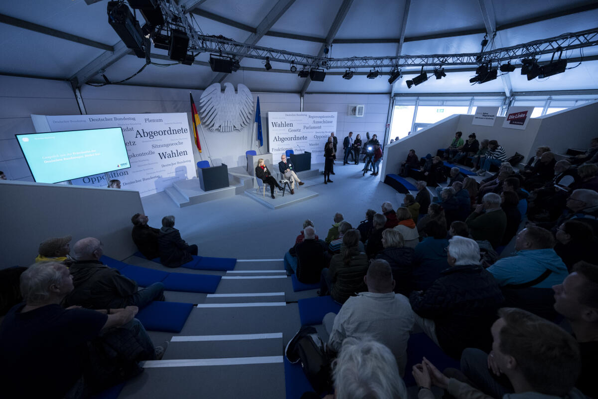 Tag der Deutschen Einheit 2024 in Schwerin. Hier im Forum Plenarsaal Bundestagspräsidentin Bärbel Bas (l), SPD, MdB, im Gespräch. Bas, Bärbel Tag der Deutschen Einheit 2024 in Schwerin. Hier im Forum Plenarsaal Bundestagspräsidentin Bärbel Bas (l), SPD, MdB, im Gespräch.