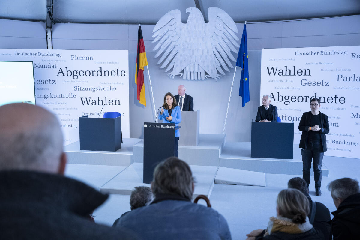 Tag der Deutschen Einheit 2024 in Schwerin. Hier im Forum Plenarsaal Bundestagsvizepräsidentin Aydan Özoğuz (l), SPD, MdB, im Gespräch. Özoğuz, Aydan Tag der Deutschen Einheit 2024 in Schwerin. Hier im Forum Plenarsaal Bundestagsvizepräsidentin Aydan Özoğuz (l), SPD, MdB, im Gespräch.