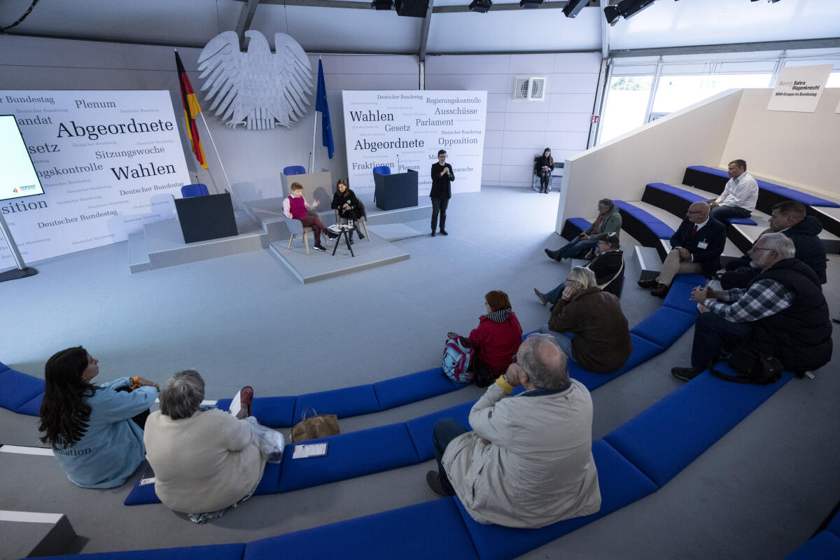 Tag der Deutschen Einheit 2024 in Schwerin. Hier im Forum Plenarsaal Bundestagsvizepräsidentin Petra Pau (l), Gruppe Die Linke., MdB, im Gespräch. Pau, Petra Tag der Deutschen Einheit 2024 in Schwerin. Hier im Forum Plenarsaal Bundestagsvizepräsidentin Petra Pau (l), Gruppe Die Linke., MdB, im Gespräch.