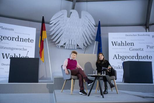 Pau, Petra Keine Bundestagsliegenschaft