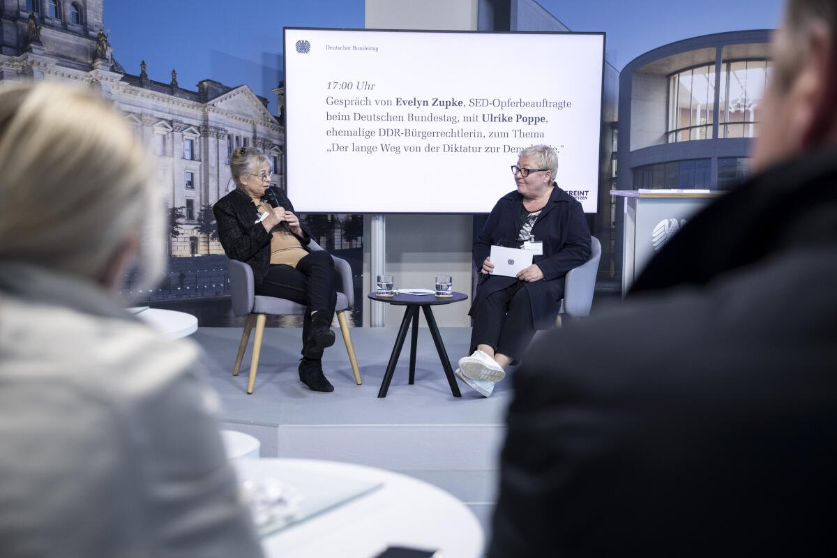 Zupke, Evelyn Tag der Deutschen Einheit 2024 in Schwerin. Hier im Gespräch Evelyn Zupke (r), SED-Opferbeauftragte beim Deutschen Bundestag, mit Ulrike Poppe (l), ehemalige DDR-Bürgerrechtlerin, zum Thema „Der lange Weg von der Diktatur zur Demokratie." im Kommunikationsforum.