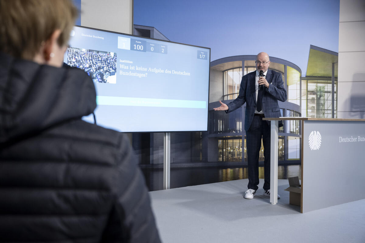 Tag der Deutschen Einheit 2024 in Schwerin. Hier das Bundestagsquiz im Kommunikationsforum. Tag der Deutschen Einheit 2024 in Schwerin. Hier das Bundestagsquiz im Kommunikationsforum.