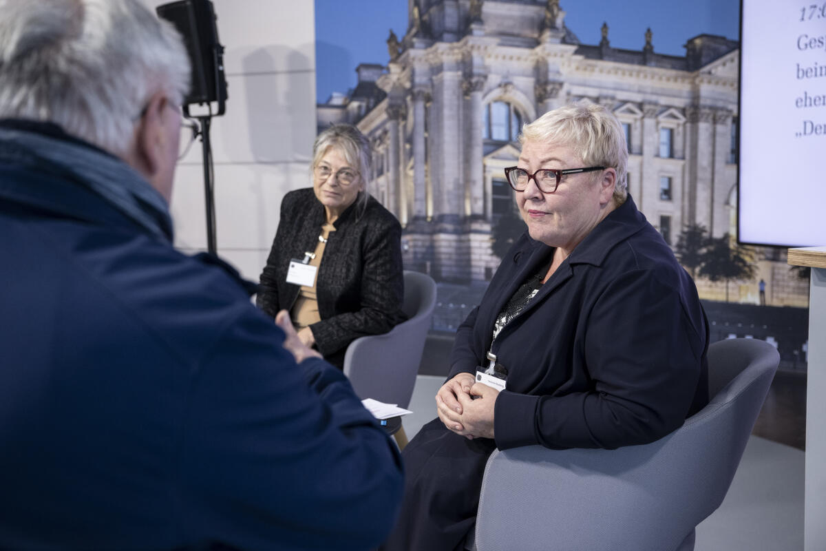 Zupke, Evelyn Tag der Deutschen Einheit 2024 in Schwerin. Hier im Gespräch Evelyn Zupke (r), SED-Opferbeauftragte beim Deutschen Bundestag, mit Ulrike Poppe (l), ehemalige DDR-Bürgerrechtlerin, zum Thema „Der lange Weg von der Diktatur zur Demokratie." im Kommunikationsforum.