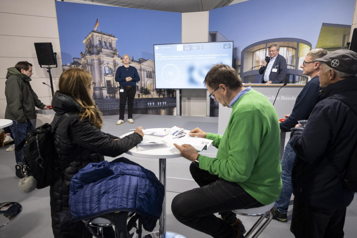 Tag der Deutschen Einheit 2024 in Schwerin. Hier Gäste während des Bundestagsquiz im Kommunikationsforum. Tag der Deutschen Einheit 2024 in Schwerin. Hier Gäste während des Bundestagsquiz im Kommunikationsforum.