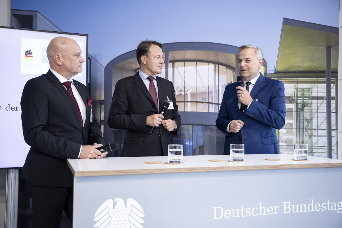 Tag der Deutschen Einheit 2024 in Schwerin. Hier im Kommunikationsforum Leif-Erik Holm (r), AfD, MdB, und Enrico Komning (l), AfD, MdB, im Gespräch Komning, Enrico; Holm, Leif-Erik Tag der Deutschen Einheit 2024 in Schwerin. Hier im Kommunikationsforum Leif-Erik Holm (r), AfD, MdB, und Enrico Komning (l), AfD, MdB, im Gespräch