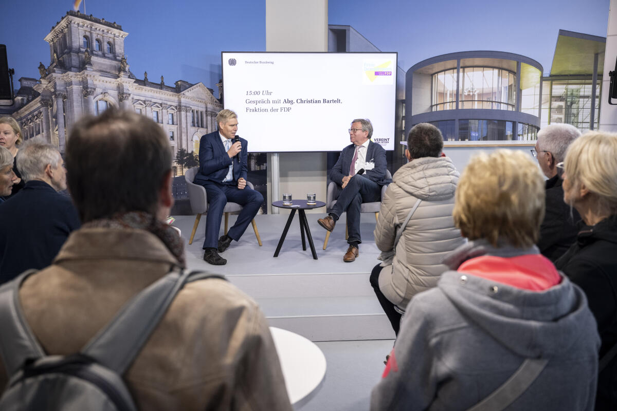 Tag der Deutschen Einheit 2024 in Schwerin. Hier im Kommunikationsforum Christian Bartelt (l), FDP, MdB, im Gespräch. Bartelt, Christian Tag der Deutschen Einheit 2024 in Schwerin. Hier im Kommunikationsforum Christian Bartelt (l), FDP, MdB, im Gespräch.