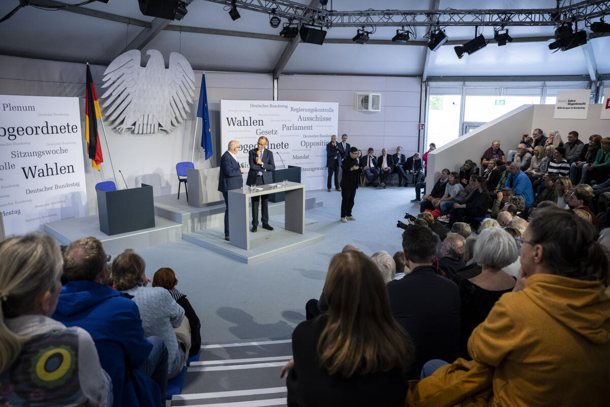 Tag der Deutschen Einheit 2024 in Schwerin. Hier im Forum Plenarsaal Friedrich Merz (m), Fraktionsvorsitzender CDU/CSU, MdB, im Gespräch. Merz, Friedrich Tag der Deutschen Einheit 2024 in Schwerin. Hier im Forum Plenarsaal Friedrich Merz (m), Fraktionsvorsitzender CDU/CSU, MdB, im Gespräch.