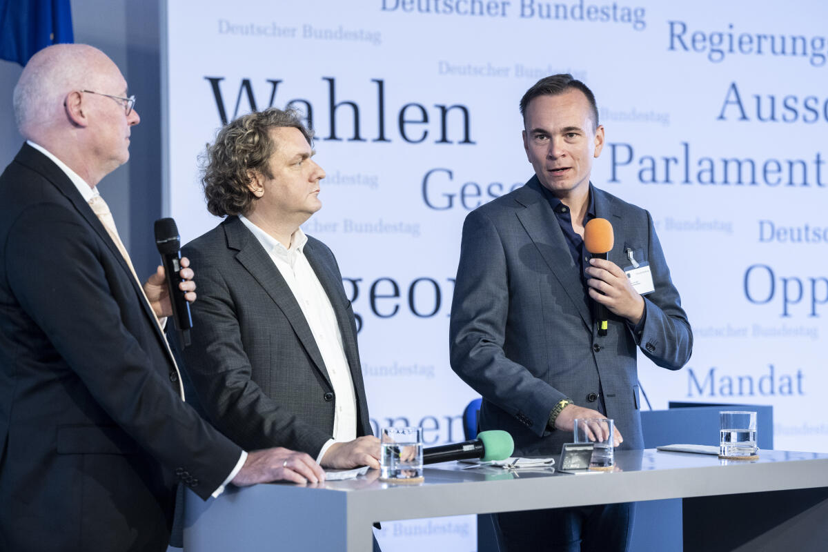 Malottki, Erik von; Arlt, Johannes Tag der Deutschen Einheit 2024 in Schwerin. Hier im Kommunikationsforum Erik von Malottki (m), SDP, MdB, und Johannes Arlt (r), SDP, MdB, im Gespräch.