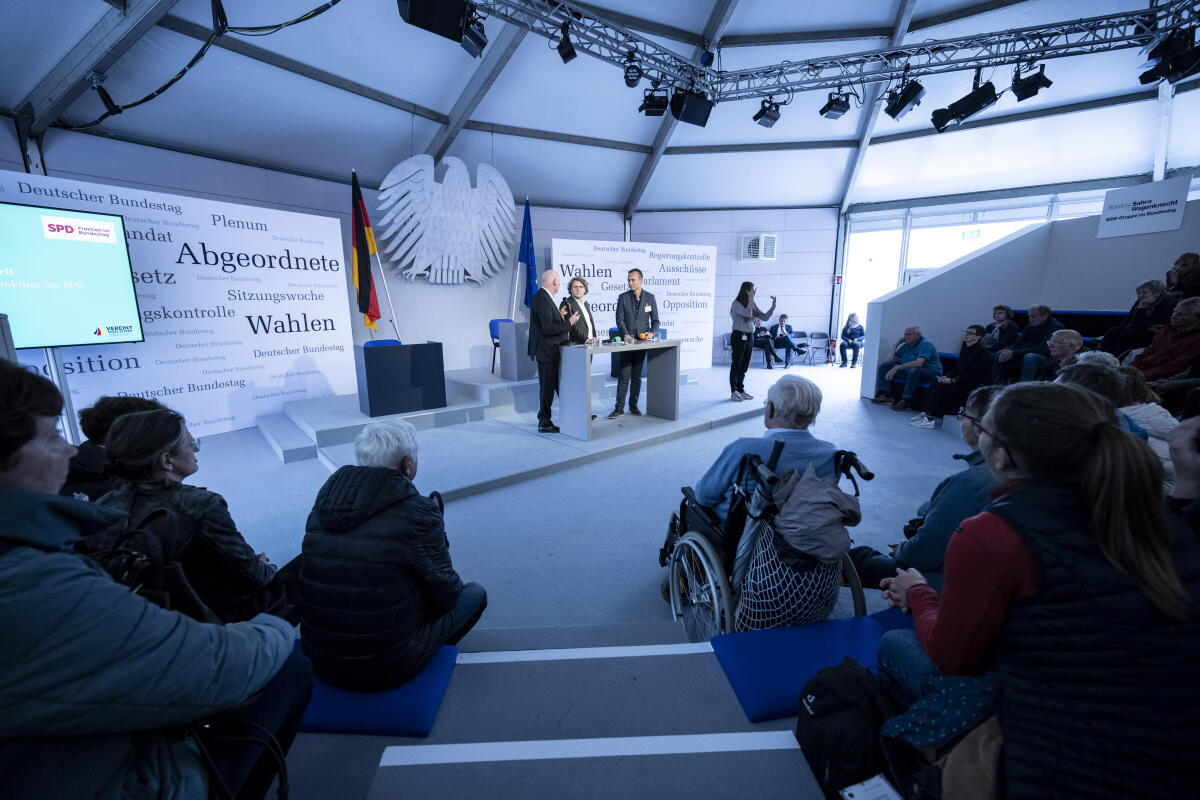 Malottki, Erik von; Arlt, Johannes  Tag der Deutschen Einheit 2024 in Schwerin. Hier im Kommunikationsforum Erik von Malottki (m), SDP, MdB, und Johannes Arlt (r), SDP, MdB, im Gespräch.