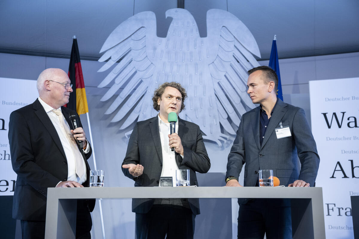 Malottki, Erik von; Arlt, Johannes  Tag der Deutschen Einheit 2024 in Schwerin. Hier im Kommunikationsforum Erik von Malottki (m), SDP, MdB, und Johannes Arlt (r), SDP, MdB, im Gespräch.