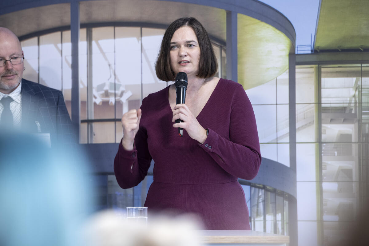 Tag der Deutschen Einheit 2024 in Schwerin. Hier im Kommunikationsforum im Gespräch Britta Haßelmann (nicht im Bild), Bündnis 90/Die Grünen, MdB, und Claudia Müller (im Bild), Bündnis 90/Die Grünen, MdB. Müller, Claudia Tag der Deutschen Einheit 2024 in Schwerin. Hier im Kommunikationsforum im Gespräch Britta Haßelmann (nicht im Bild), Bündnis 90/Die Grünen, MdB, und Claudia Müller (im Bild), Bündnis 90/Die Grünen, MdB.