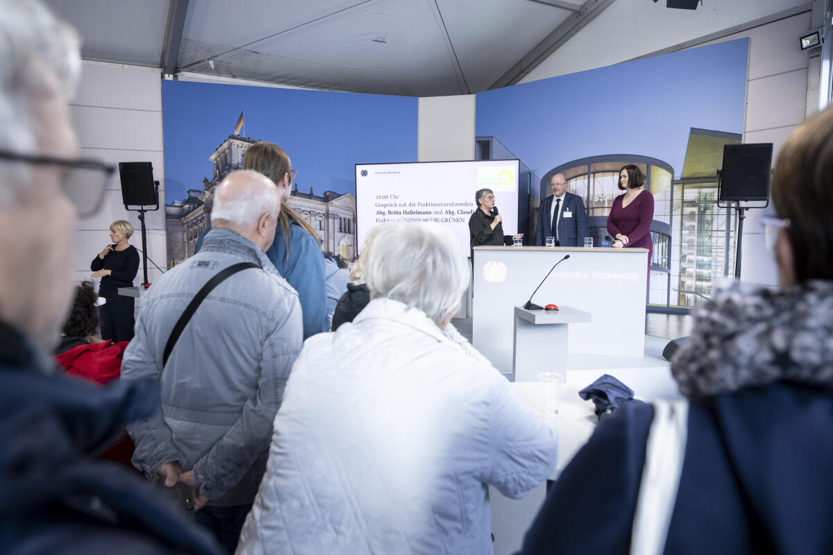 Tag der Deutschen Einheit 2024 in Schwerin. Hier im Kommunikationsforum im Gespräch Britta Haßelmann (l), Bündnis 90/Die Grünen, MdB, und Claudia Müller (r), Bündnis 90/Die Grünen, MdB. Müller, Claudia; Haßelmann, Britta Tag der Deutschen Einheit 2024 in Schwerin. Hier im Kommunikationsforum im Gespräch Britta Haßelmann (l), Bündnis 90/Die Grünen, MdB, und Claudia Müller (r), Bündnis 90/Die Grünen, MdB.