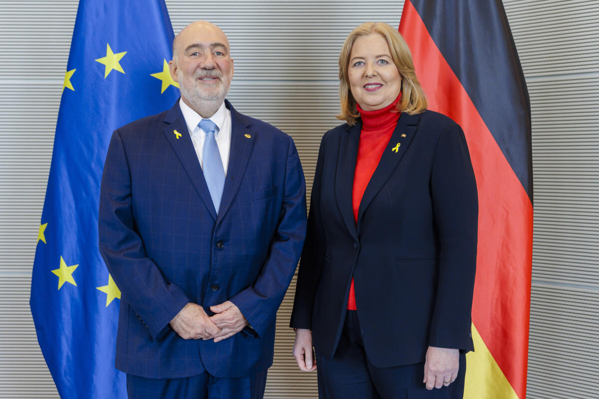 Bundestagspräsidentin Bärbel Bas (r), SPD, MdB, empfängt den israelischen Botschafter, Ron Prosor (l), zu einem Gespräch. Bas, Bärbel Bundestagspräsidentin Bärbel Bas (r), SPD, MdB, empfängt den israelischen Botschafter, Ron Prosor (l), zu einem Gespräch.
