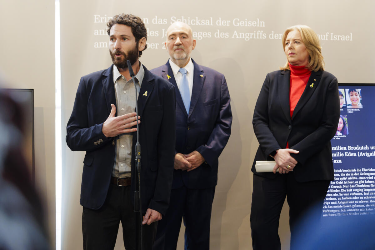 Bas, Bärbel Bundestagspräsidentin Bärbel Bas (r), SPD, MdB, besichtigt mit dem israelischen Botschafter, Ron Prosor (m), und dem Geiselangehörigen Alon Gat (l) die Veranstaltung „Erinnern an das Schicksal der Geiseln anlässlich des Jahrestages des Angriffs der Hamas auf Israel“ vor einer Installation im Paul-Löbe-Haus. Hier Alon Gat während seiner Ansprache