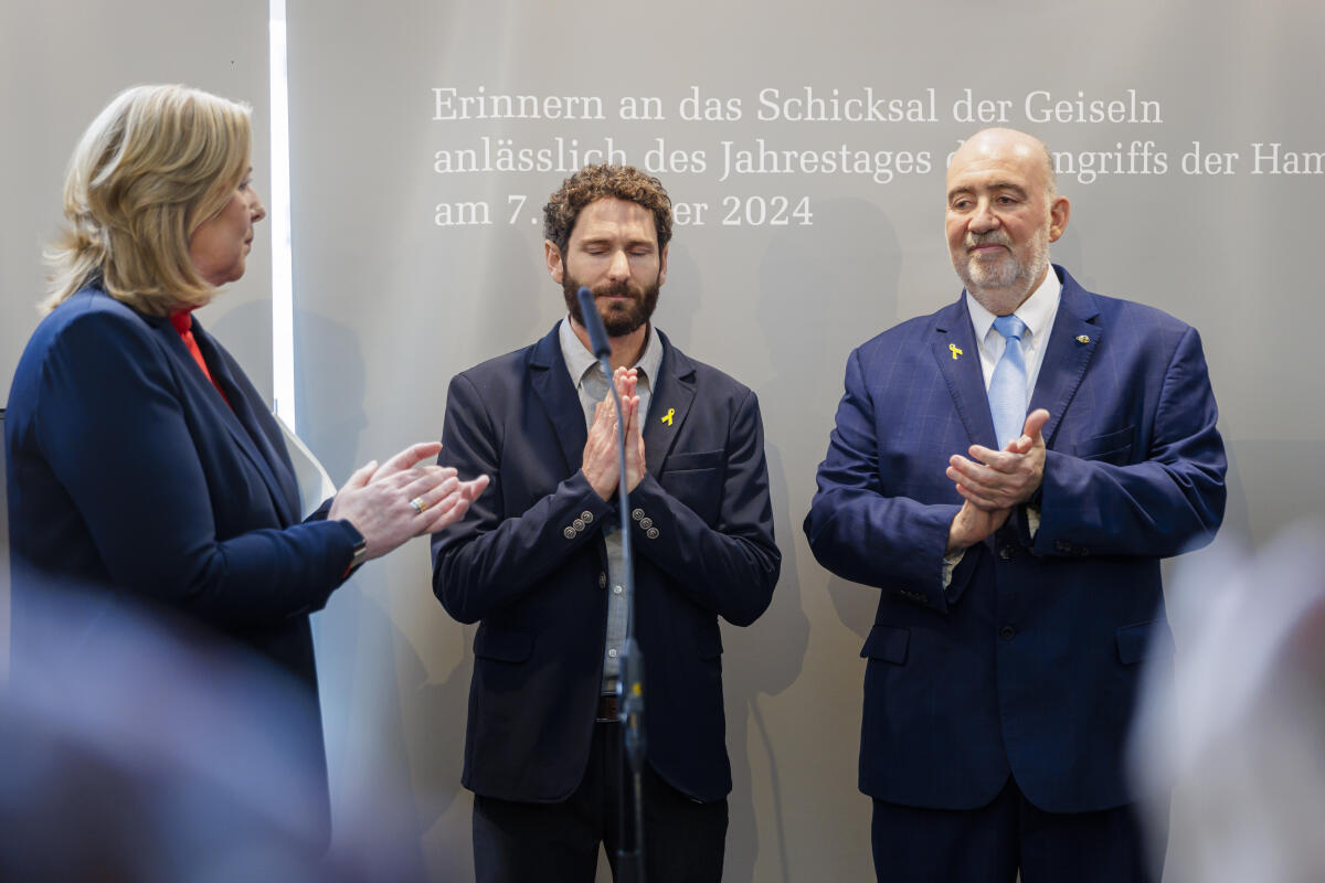  Bundestagspräsidentin Bärbel Bas (l), SPD, MdB, besichtigt mit dem israelischen Botschafter, Ron Prosor (r), und dem Geiselangehörigen Alon Gat (m) die Veranstaltung „Erinnern an das Schicksal der Geiseln anlässlich des Jahrestages des Angriffs der Hamas auf Israel“ vor einer Installation im Paul-Löbe-Haus. Hier zusammen vor der Ausstellung.