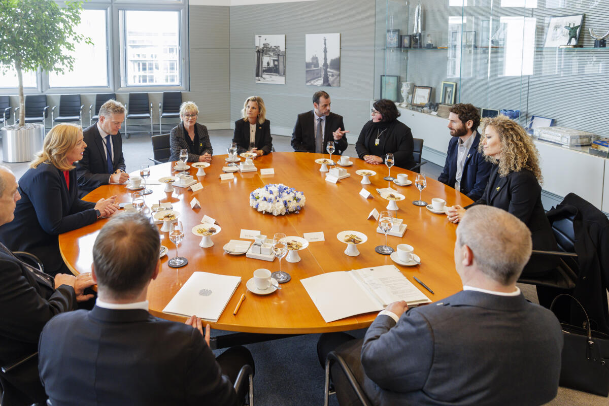 Bundestagspräsidentin Bärbel Bas (2vl), SPD, MdB, empfängt den Geiselangehöriger Alon Gat (2vr) in Anwesenheit von Daniela Ludwig (5vl), CDU/CSU, MdB, und Gabriela Heinrich (4vl), SPD, MdB, zu einem Gespräch. Übersicht. Bas, Bärbel; Ludwig, Daniela; Heinrich, Gabriela Bundestagspräsidentin Bärbel Bas (2vl), SPD, MdB, empfängt den Geiselangehöriger Alon Gat (2vr) in Anwesenheit von Daniela Ludwig (5vl), CDU/CSU, MdB, und Gabriela Heinrich (4vl), SPD, MdB, zu einem Gespräch. Übersicht.