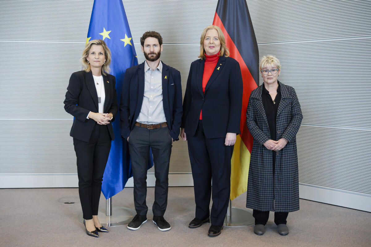 Bundestagspräsidentin Bärbel Bas (2vr), SPD, MdB, empfängt den Geiselangehöriger Alon Gat (2vl) in Anwesenheit von Daniela Ludwig (l), CDU/CSU, MdB, und Gabriela Heinrich (r), SPD, MdB, zu einem Gespräch. Bas, Bärbel; Ludwig, Daniela; Heinrich, Gabriela Bundestagspräsidentin Bärbel Bas (2vr), SPD, MdB, empfängt den Geiselangehöriger Alon Gat (2vl) in Anwesenheit von Daniela Ludwig (l), CDU/CSU, MdB, und Gabriela Heinrich (r), SPD, MdB, zu einem Gespräch.