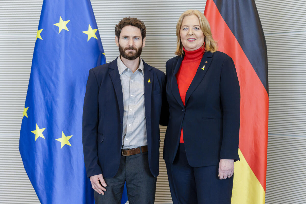 Bundestagspräsidentin Bärbel Bas (r), SPD, MdB, empfängt den Geiselangehöriger Alon Gat (l) zu einem Gespräch. Bas, Bärbel Bundestagspräsidentin Bärbel Bas (r), SPD, MdB, empfängt den Geiselangehöriger Alon Gat (l) zu einem Gespräch.