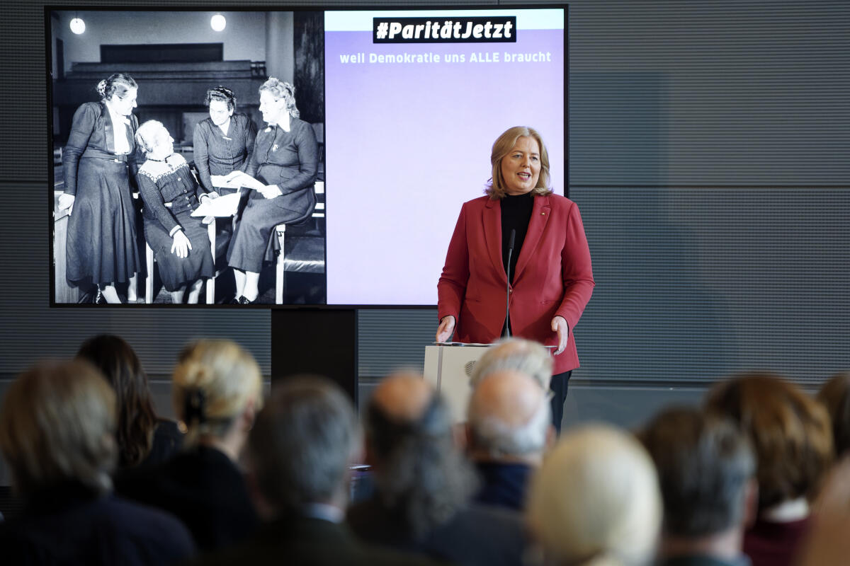 Übergabe des Manifests für Parität in deutschen Parlamenten der Initiative #ParitätJetzt an Bundestagspräsidentin Bärbel Bas (im Bild), SPD, MdB, durch die InitiatorInnen. Hier während ihrer Rede. Bas, Bärbel Übergabe des Manifests für Parität in deutschen Parlamenten der Initiative #ParitätJetzt an Bundestagspräsidentin Bärbel Bas (im Bild), SPD, MdB, durch die InitiatorInnen. Hier während ihrer Rede.