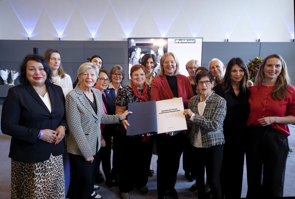 Übergabe des Manifests für Parität in deutschen Parlamenten der Initiative #ParitätJetzt an Bundestagspräsidentin Bärbel Bas, SPD, MdB, durch die InitiatorInnen. Gruppenfoto. Bas, Bärbel; Süssmuth, Rita Übergabe des Manifests für Parität in deutschen Parlamenten der Initiative #ParitätJetzt an Bundestagspräsidentin Bärbel Bas, SPD, MdB, durch die InitiatorInnen. Gruppenfoto.