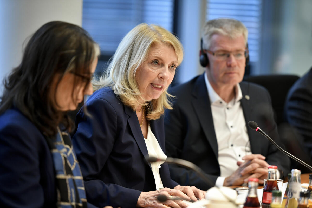 Catherine M. Russell (m), Exekutivdirektorin des Kinderhilfswerks der Vereinten Nationen (UNICEF), New York, im Gespräch mit dem Parlamentarischem Beirat für nachhaltige Entwicklung unter Leitung des Vorsitzenden Helmut Kleebank (r), SPD, MdB. Kleebank, Helmut Catherine M. Russell (m), Exekutivdirektorin des Kinderhilfswerks der Vereinten Nationen (UNICEF), New York, im Gespräch mit dem Parlamentarischem Beirat für nachhaltige Entwicklung unter Leitung des Vorsitzenden Helmut Kleebank (r), SPD, MdB.