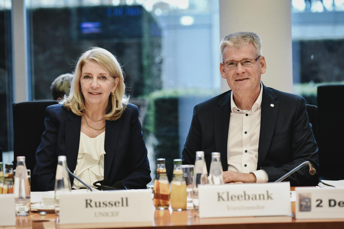 Catherine M. Russell (l), Exekutivdirektorin des Kinderhilfswerks der Vereinten Nationen (UNICEF), New York, im Gespräch mit dem Parlamentarischem Beirat für nachhaltige Entwicklung unter Leitung des Vorsitzenden Helmut Kleebank (r), SPD, MdB. Kleebank, Helmut Catherine M. Russell (l), Exekutivdirektorin des Kinderhilfswerks der Vereinten Nationen (UNICEF), New York, im Gespräch mit dem Parlamentarischem Beirat für nachhaltige Entwicklung unter Leitung des Vorsitzenden Helmut Kleebank (r), SPD, MdB.