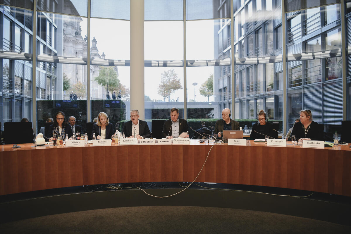 Catherine M. Russell (2vl), Exekutivdirektorin des Kinderhilfswerks der Vereinten Nationen (UNICEF), New York, im Gespräch mit dem Parlamentarischem Beirat für nachhaltige Entwicklung unter Leitung des Vorsitzenden Helmut Kleebank (r), SPD, MdB. Kleebank, Helmut Catherine M. Russell (2vl), Exekutivdirektorin des Kinderhilfswerks der Vereinten Nationen (UNICEF), New York, im Gespräch mit dem Parlamentarischem Beirat für nachhaltige Entwicklung unter Leitung des Vorsitzenden Helmut Kleebank (r), SPD, MdB.