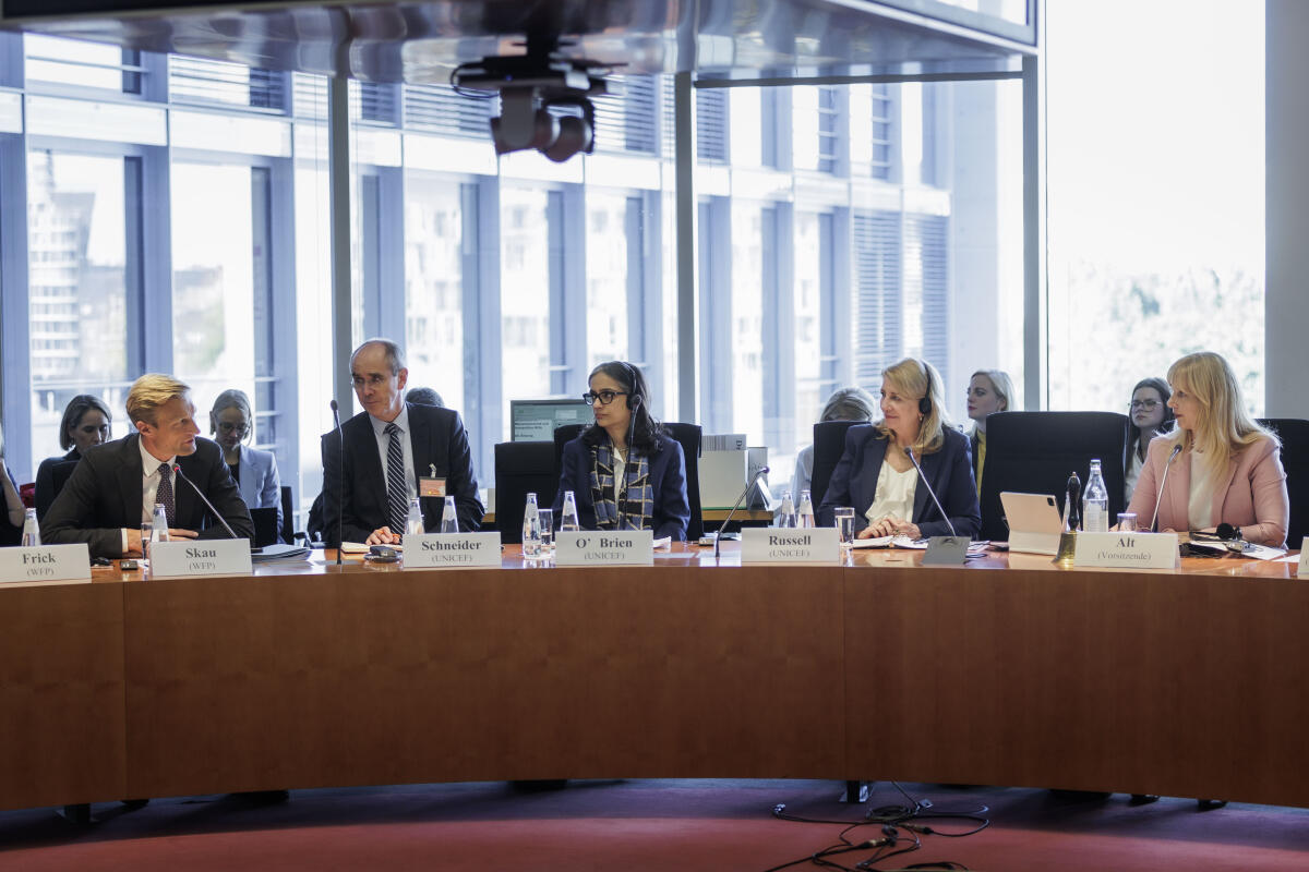  Catherine Russell (2vr), Exekutivdirektorin des Kinderhilfswerks der Vereinten Nationen (UNICEF), und Carl Skau (l), World Food Programme Deputy Exekutivdirektor und Chief Operating Officer, zu Gast im Ausschuss für Menschenrechte und humanitäre Hilfe unter Leitung der Vorsitzenden Renata Alt (r), FDP, MdB.