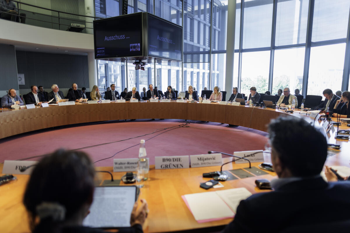  Catherine Russell, Exekutivdirektorin des Kinderhilfswerks der Vereinten Nationen (UNICEF), und Carl Skau, World Food Programme Deputy Exekutivdirektor und Chief Operating Officer, zu Gast im Ausschuss für Menschenrechte und humanitäre Hilfe. Blick in den Saal.