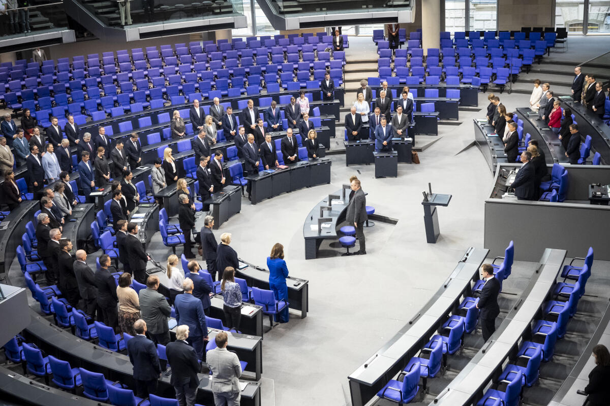  Der Bundestag hat sich zu Beginn der Plenarsitzung am Donnerstag, 26. September 2024, zu Ehren des am 13. September im Alter von 80 Jahren verstorbenen früheren FDP-Abgeordneten Dr. Wolfgang Gerhardt von den Plätzen erhoben. 