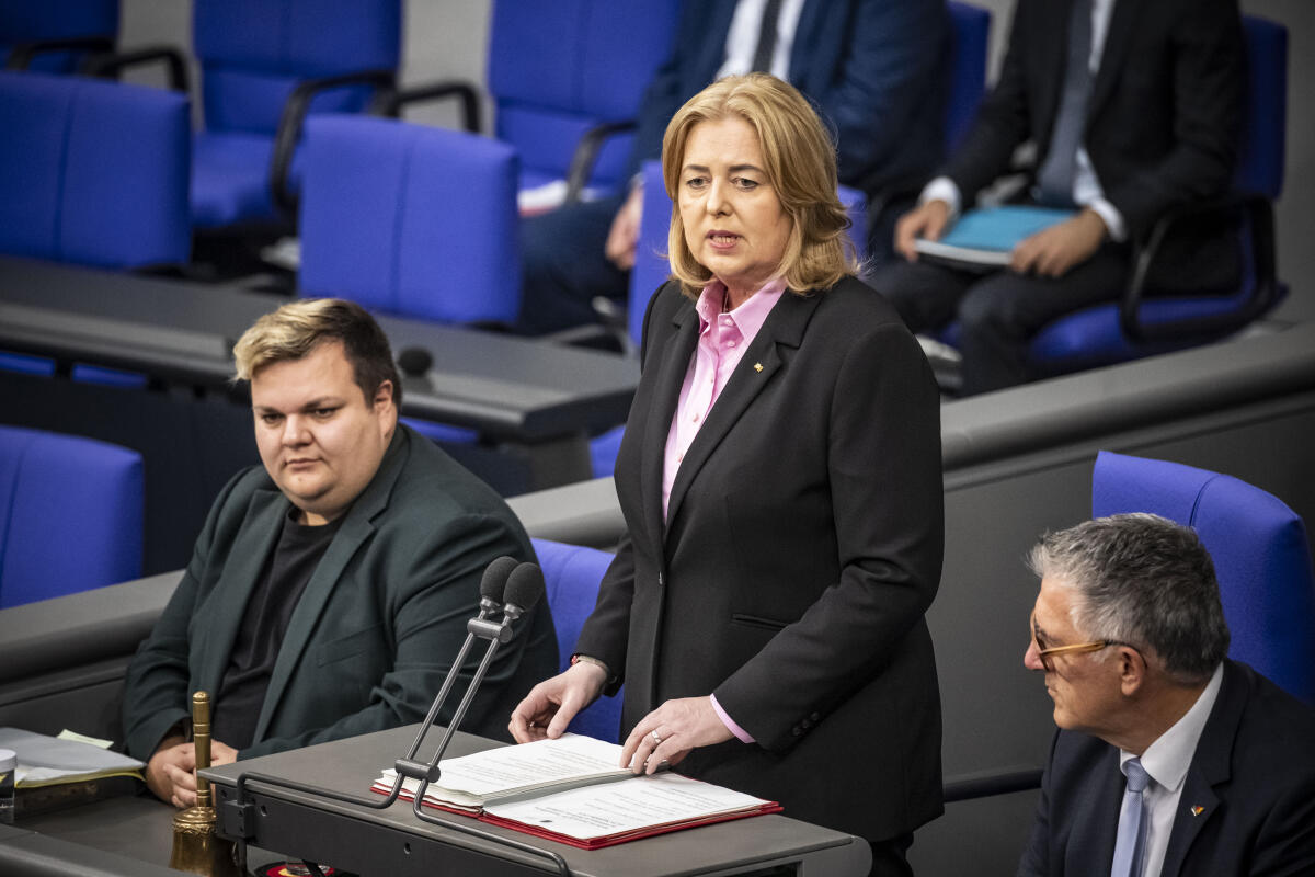 Bas, Bärbel Bundestagspräsidentin Bärbel Bas würdigte zu Beginn der Plenarsitzung den am 13. September verstorbenen früheren FDP-Fraktionsvorsitzenden Wolfgang Gerhardt. Berlin 26.09.2024