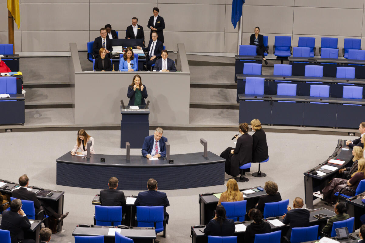 Heubach, Heike Heike Heubach, SPD, MdB, hält eine Rede in Deutscher Gebärdensprache zu TOP 13 Stärkung der integrierten Stadtentwicklung im Plenum. Rechts neben der Stenografenbank sitzen ihre Assistentinnen. Eine dolmetscht die Deutsche Gebärdensprache in Deutsch in ein Mikrophone und eine dolmetscht Deutsch aus dem Plenum während der Rede für Heike Heubach in Deutsche Gebärdensprache. Es war die erste Bundestagsrede in Gebärdensprache.