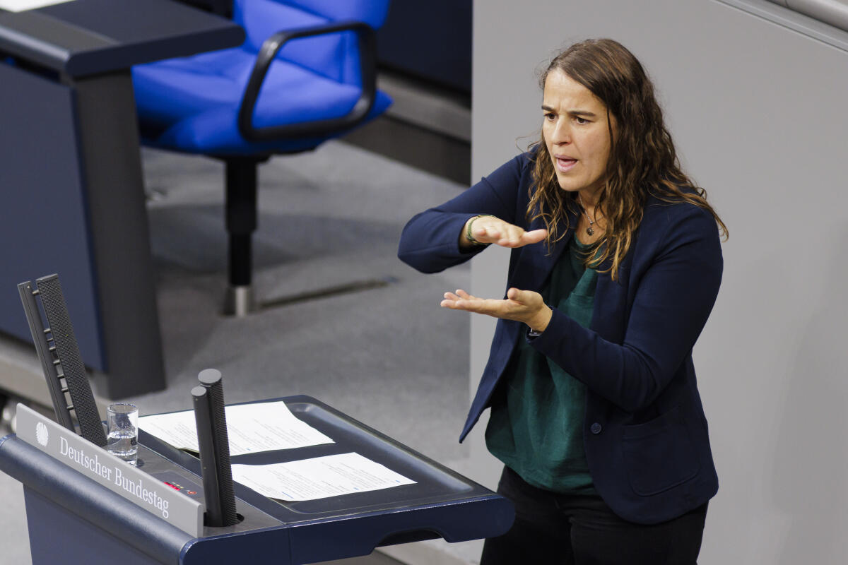 Heubach, Heike Heike Heubach, SPD, MdB, hält eine Rede in Deutscher Gebärdensprache zu TOP 13 Stärkung der integrierten Stadtentwicklung im Plenum. Es war die erste Bundestagsrede in Gebärdensprache.