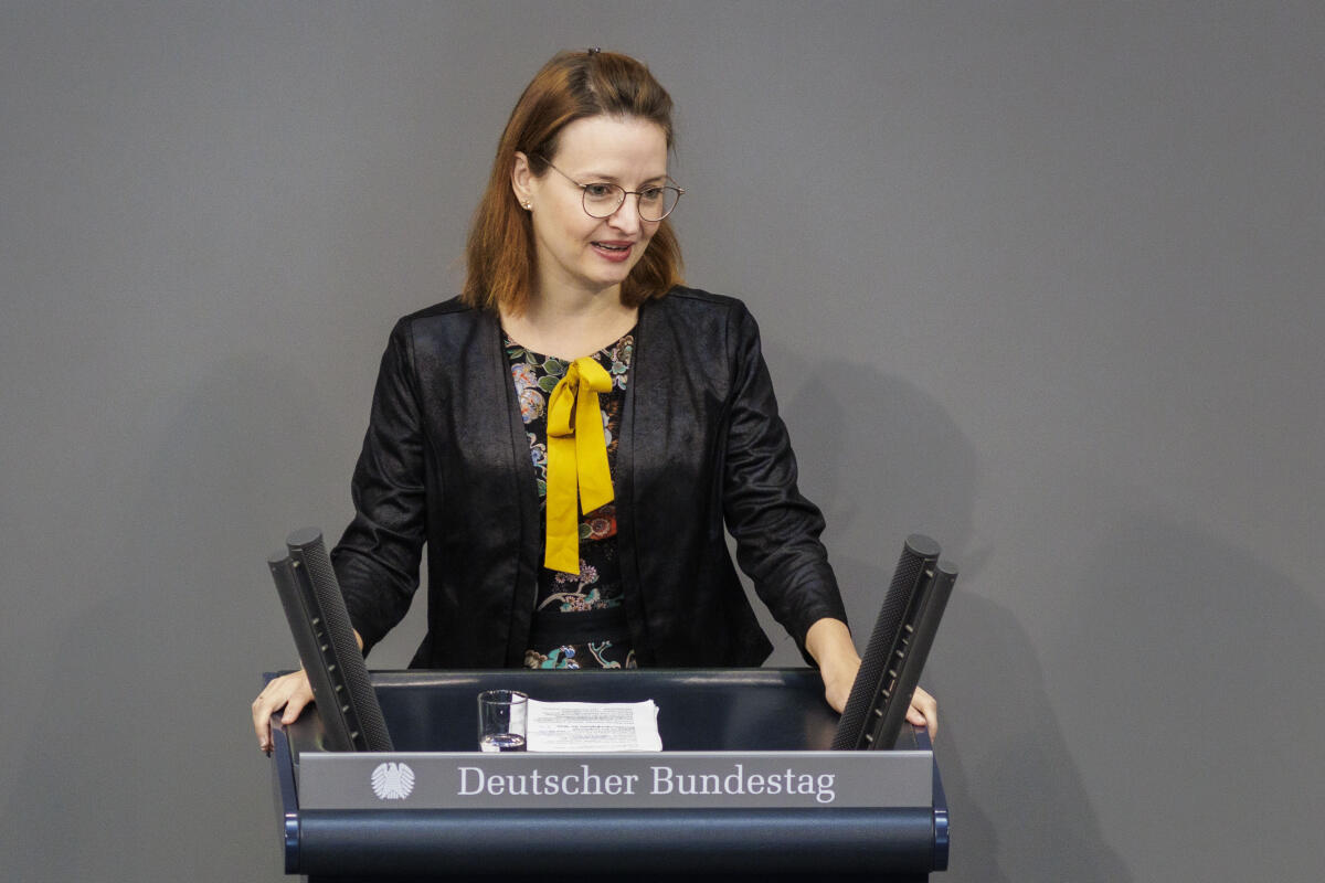 Kemmer, Ronja Ronja Kemmer, CDU/CSU, MdB, hält eine Rede zu TOP 26 "Ausbau von Telekommunikationsnetzen" im Plenum im Deutschen Bundestag in Berlin, 11.10.2024.