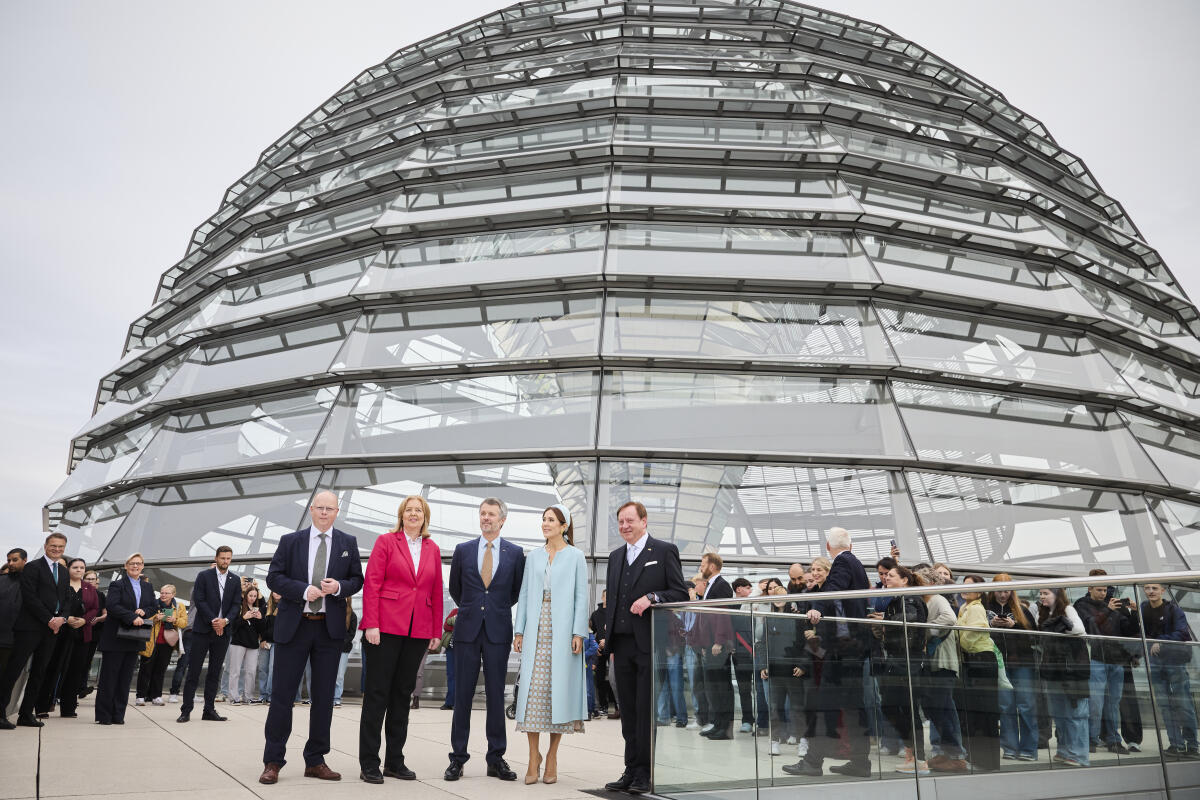 Seidler, Stefan; Bas, Bärbel; Gädechens, Ingo Bundestagspräsidentin Bärbel Bas (2vl), SPD, MdB, empfängt König Frederik X. von Dänemark (m) und Königin Mary von Dänemark (2vr) im Reichstagsgebäude. Hier vor der Kuppel auf der Dachterrasse mit Ingo Gädechens (r), CDU/CSU, MdB, und Stefan Seidler (l), fraktionslos, MdB.