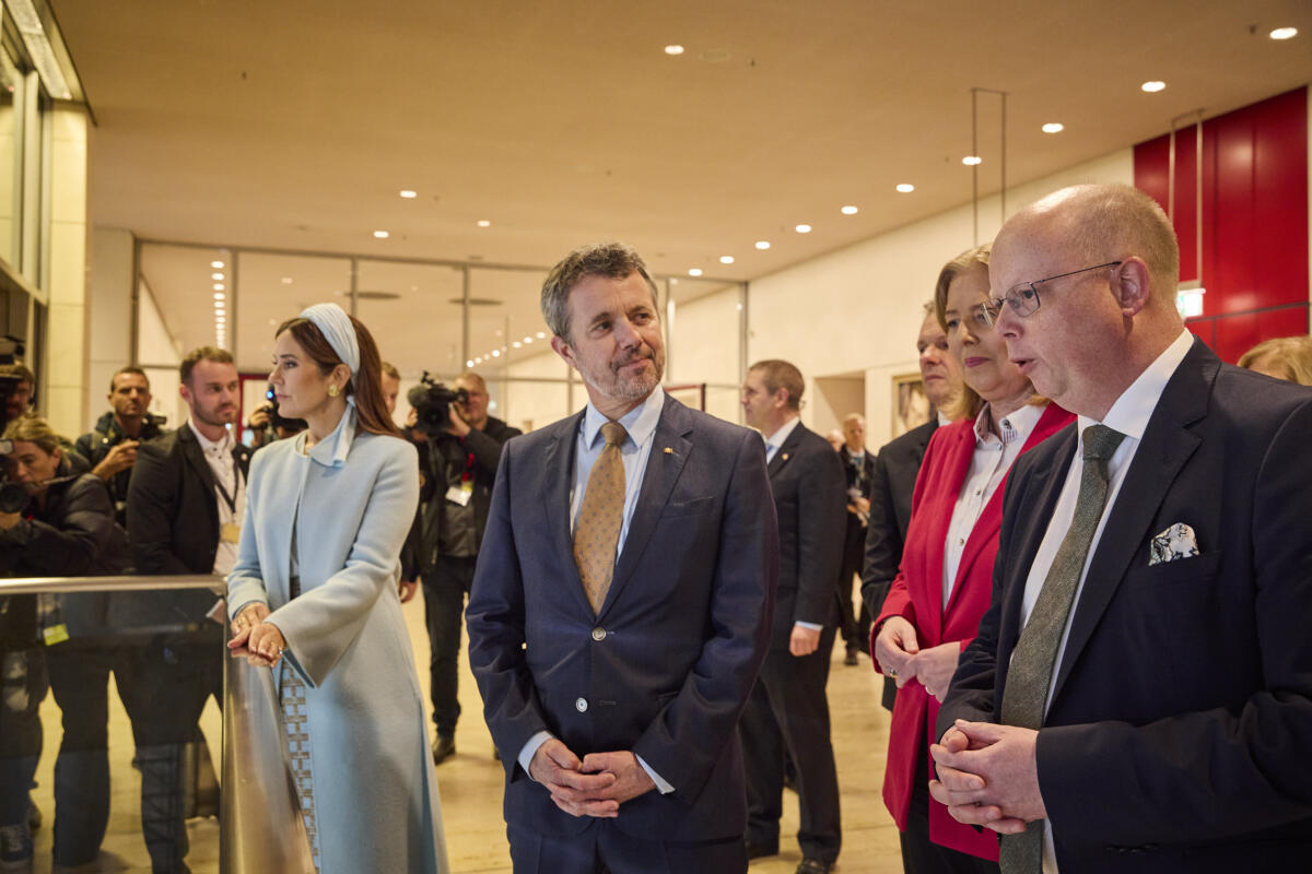 Seidler, Stefan; Bas, Bärbel Bundestagspräsidentin Bärbel Bas (2vr), SPD, MdB, empfängt König Frederik X. von Dänemark (m) und Königin Mary von Dänemark (3vl) im Reichstagsgebäude. Hier beim Rundgang auf der Präsidialebene mit Stefan Seidler (r), fraktionslos, MdB.