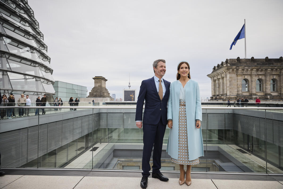  Bundestagspräsidentin Bärbel Bas (nicht im Bild), SPD, MdB, empfängt König Frederik X. von Dänemark (l) und Königin Mary von Dänemark (r) im Reichstagsgebäude. Hier auf der Dachterrasse.