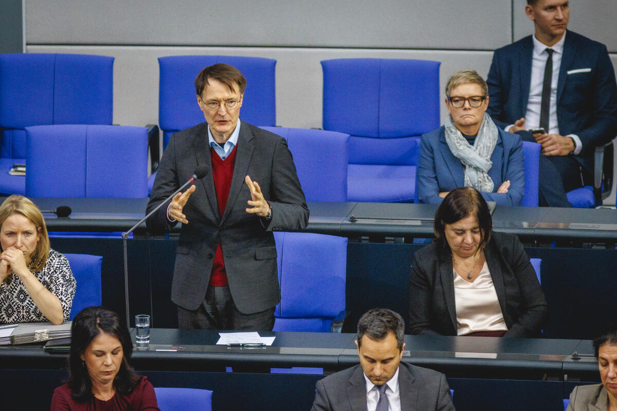 Lauterbach, Karl Prof. Dr. Karl Lauterbach (SPD), Bundesminister für Gesundheit, aufgenommen während seines Eingangsstatements im Deutschen Bundestag in Berlin, 16.10.2024.