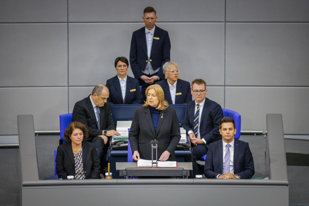 Bärbel Bas (SPD), Bundestagspräsidentin, spricht zum Gedenken an den 7. Oktober, Bundestag gedenkt der unschuldigen Opfer seit dem Hamas-Überfall auf Israel.Berlin, 10.10.2024. Bas, Bärbel Bärbel Bas (SPD), Bundestagspräsidentin, spricht zum Gedenken an den 7. Oktober, Bundestag gedenkt der unschuldigen Opfer seit dem Hamas-Überfall auf Israel.Berlin, 10.10.2024.