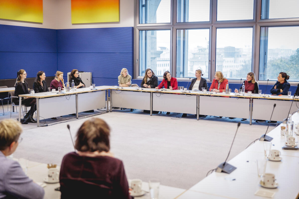 Bas, Bärbel Bundestagspräsidentin Baerbel Bas, SPD, MdB, empfängt das Netzwerk "Frauen machen Bund" zu einem Gespräch in Berlin, 06.11.2024.