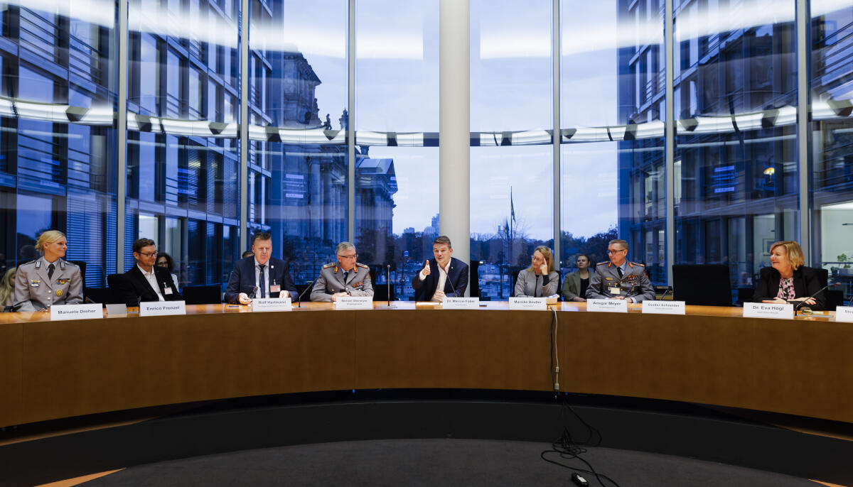 Siegerehrung des 17. Kunstwettbewerbs der Bundeswehr beim Verteidigungsausschuss des Deutschen Bundestages. Thema des Jahres 2024: "un.verwundbar". ; Der Kunstwettbewerb der Bundeswehr bietet Bundeswehrangehörigen seit 1997 die Möglichkeit, sich mit gestellten Themen und Fragestellungen auseinanderzusetzen, die sowohl ihre eigene Arbeit als auch ihr ziviles Leben herausfordern. Siegerehrung des 17. Kunstwettbewerbs der Bundeswehr beim Verteidigungsausschuss des Deutschen Bundestages. Thema des Jahres 2024: "un.verwundbar". ; Der Kunstwettbewerb der Bundeswehr bietet Bundeswehrangehörigen seit 1997 die Möglichkeit, sich mit gestellten Themen und Fragestellungen auseinanderzusetzen, die sowohl ihre eigene Arbeit als auch ihr ziviles Leben herausfordern.